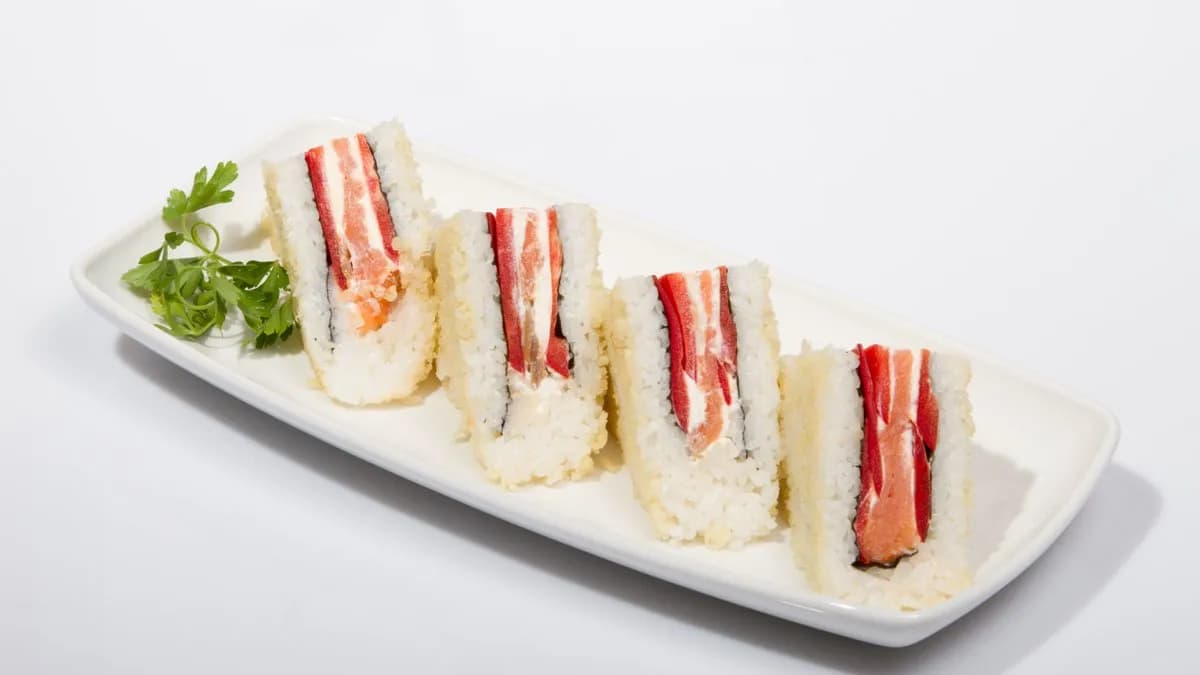 128. Füstölt lazacos,avokádós,Philadelphia krémsajtos,szezámos tempura szendvics