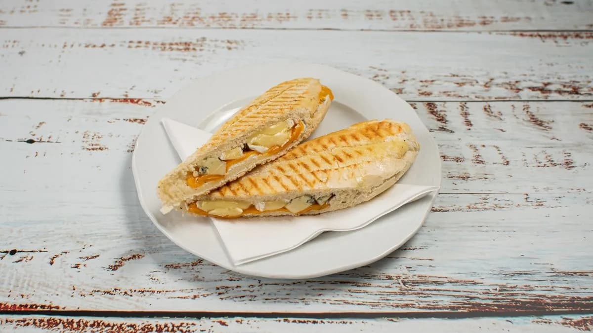 Négysajtos szendvics