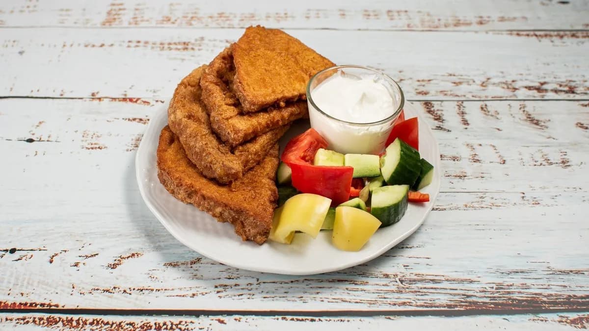 Bundáskenyér tejföllel, zöldségekkel