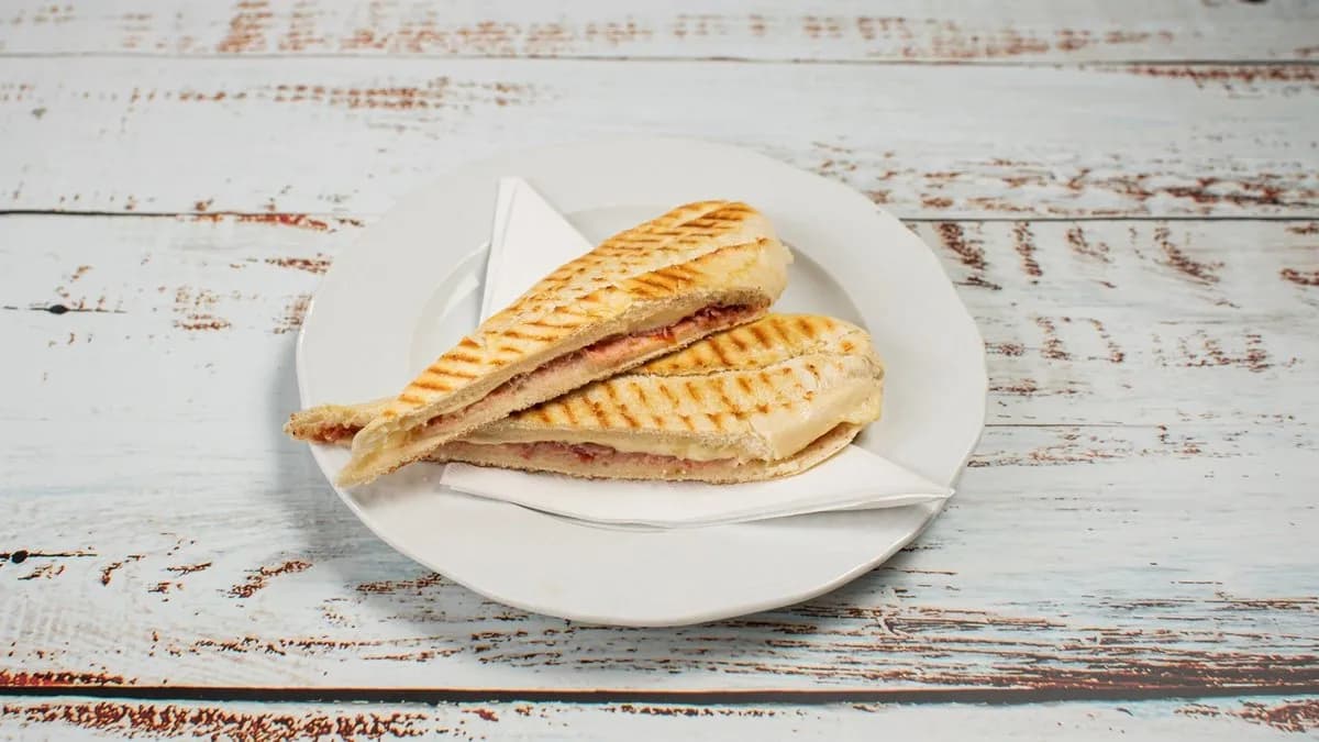 Sonkás-sajtos szendvics