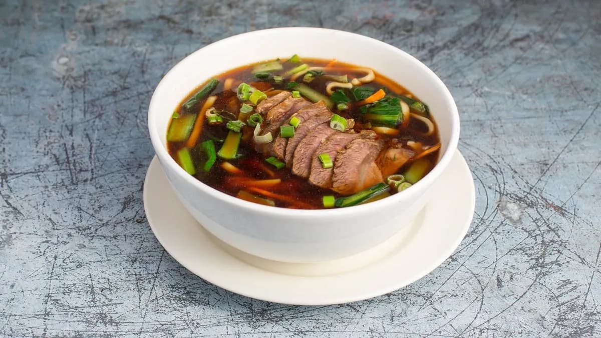 807 Marhahús tésztaleves 牛肉汤面