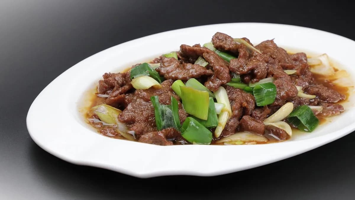 305 Hagyma marhahús 葱爆牛肉