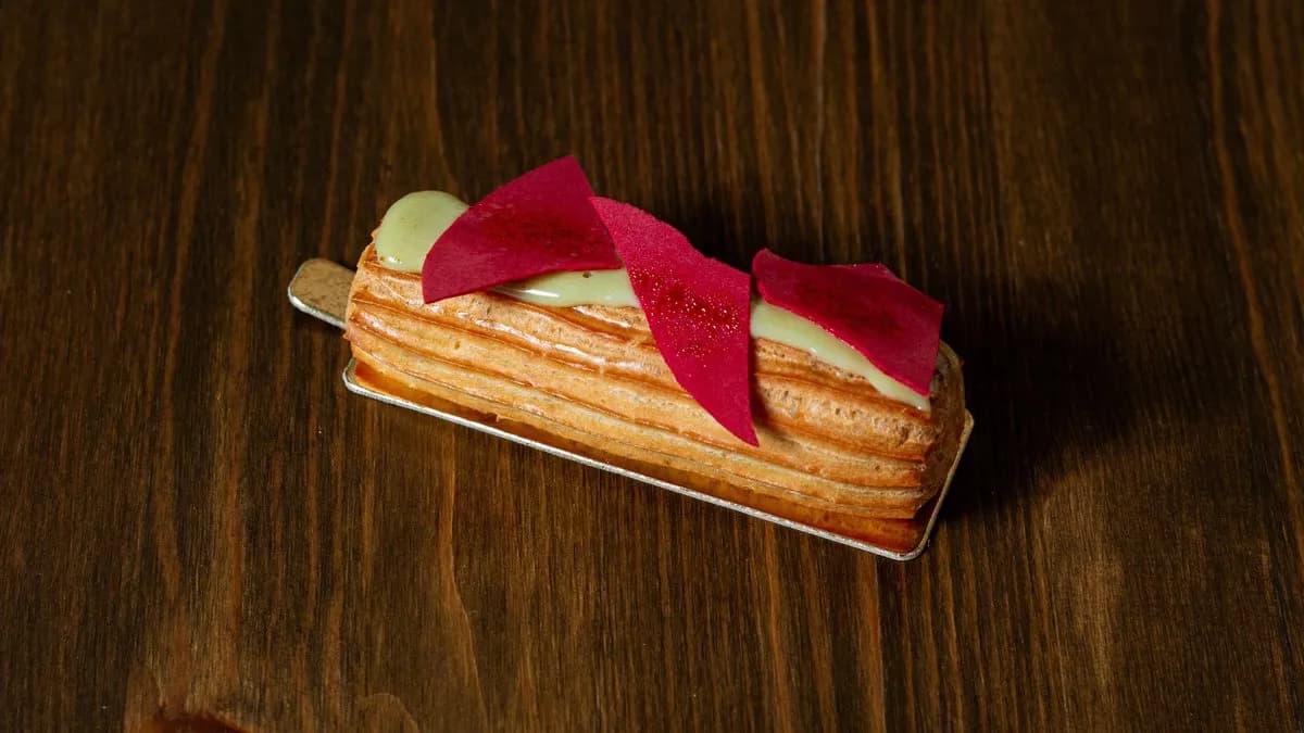 Eclair Pistache & Cassis