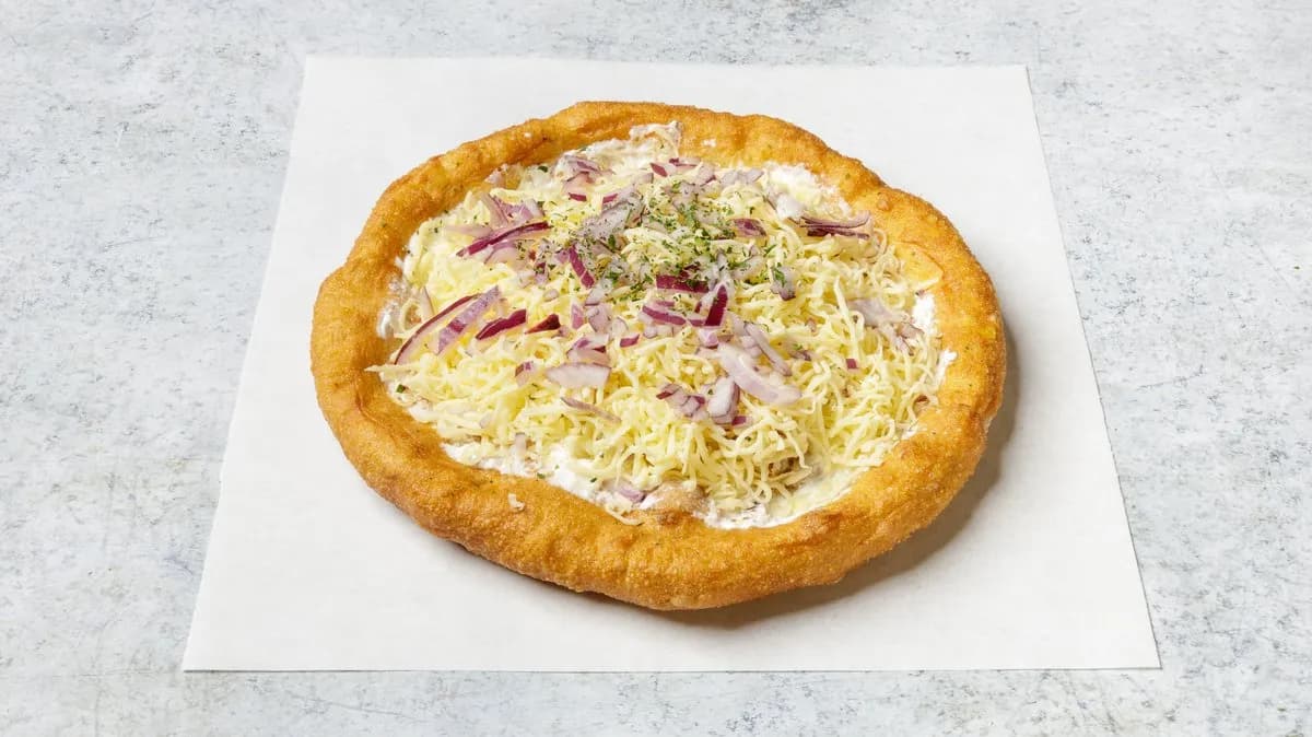 Sajtos tejfölös lila hagymával