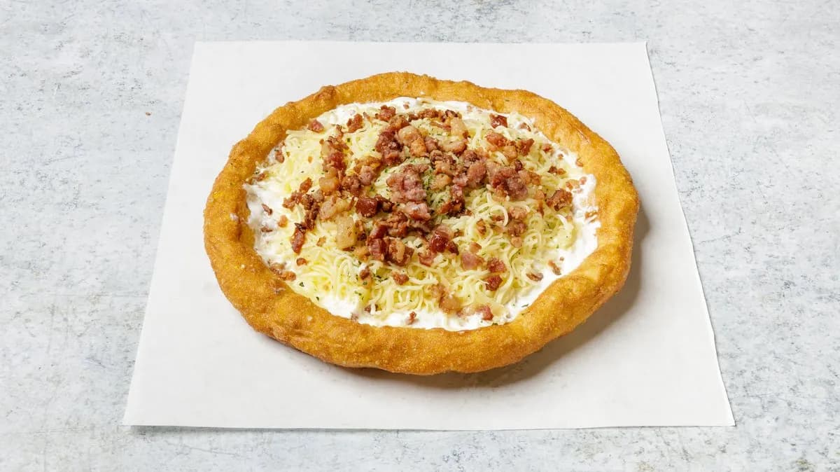 Sajtos tejfölös baconos