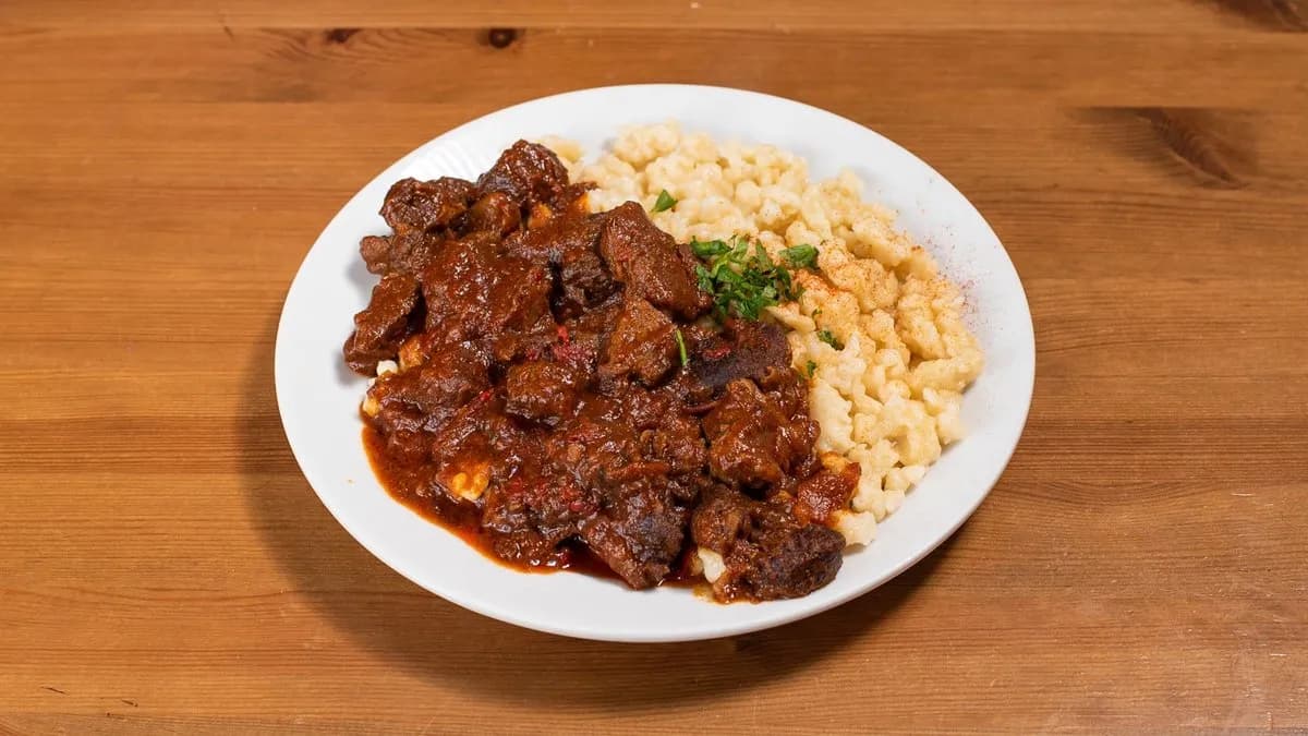 Marhapörkölt, nokedli