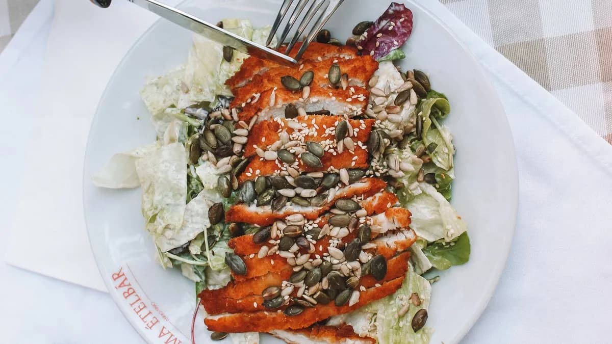 Kevert saláta "Róma" módra rántott csirkemell csíkokkal,pirított magvakkal