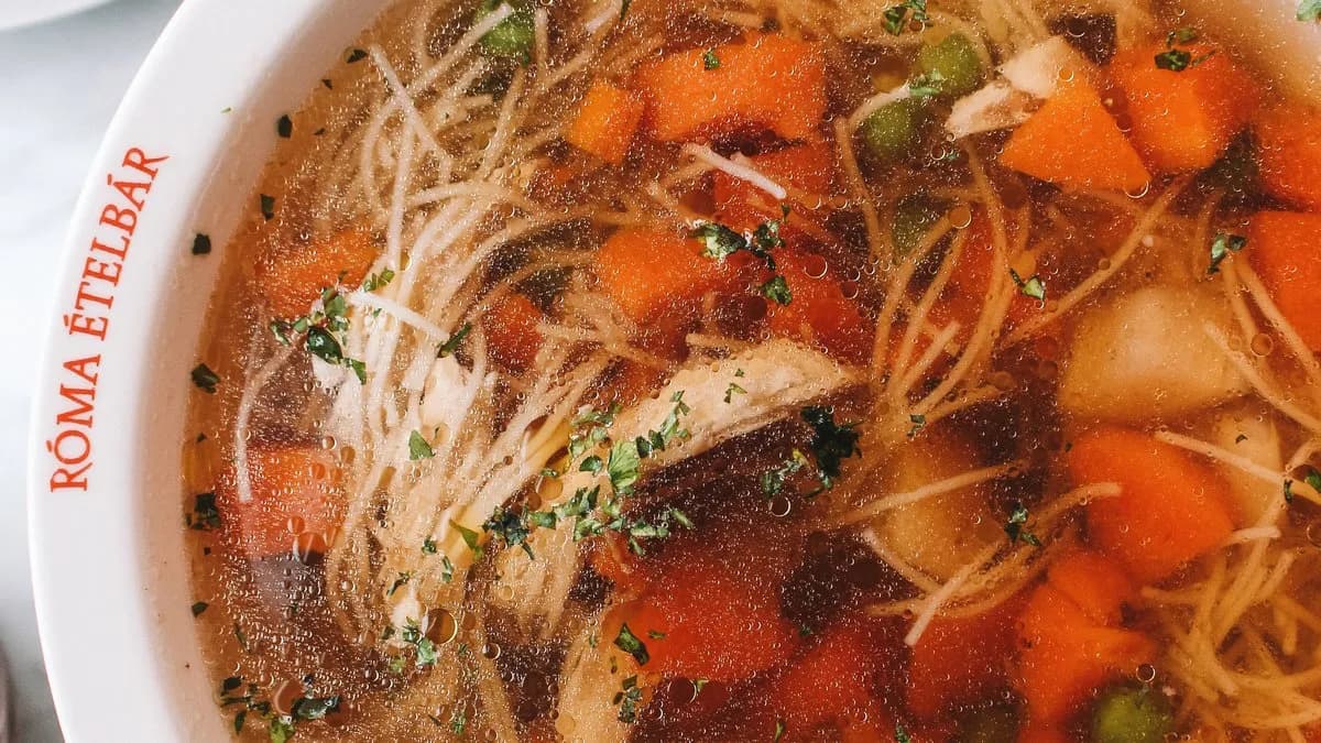 Húsleves májgombóccal