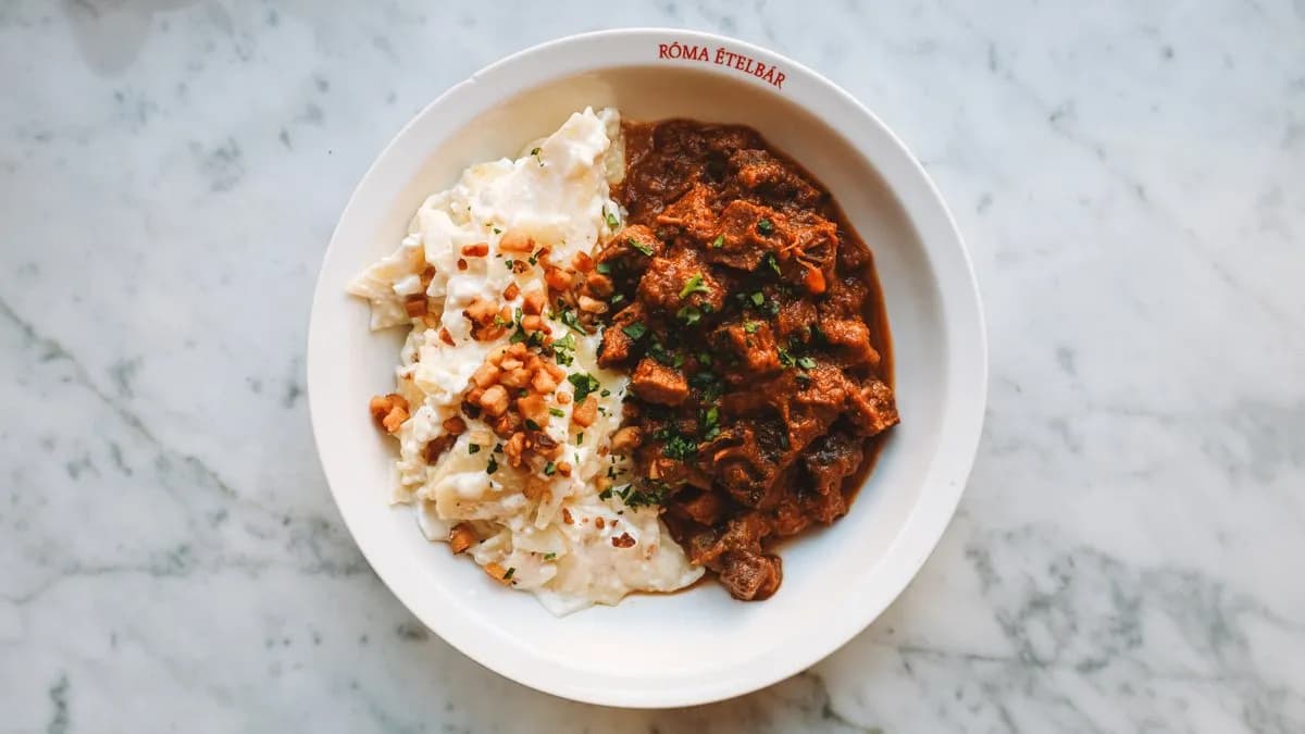 Marhapörkölt túrós csuszával