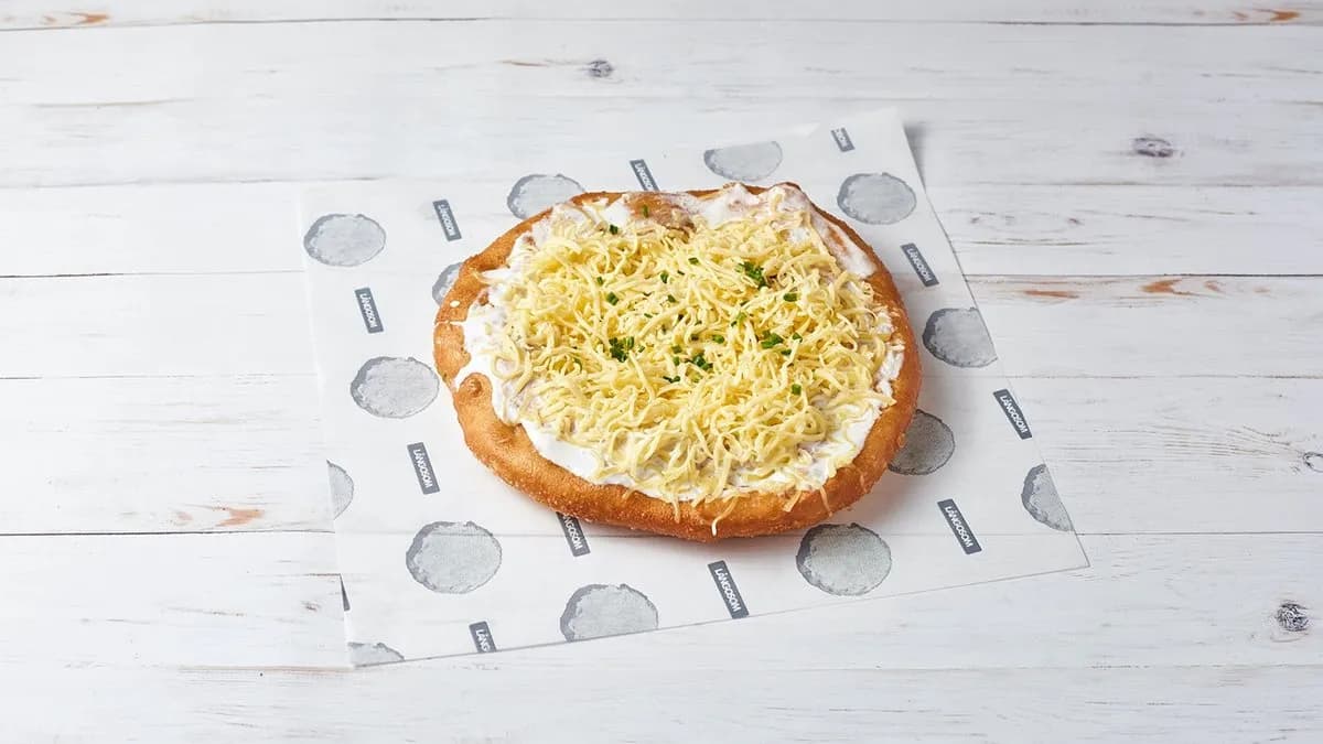 Sajtos-tejfölös lángos