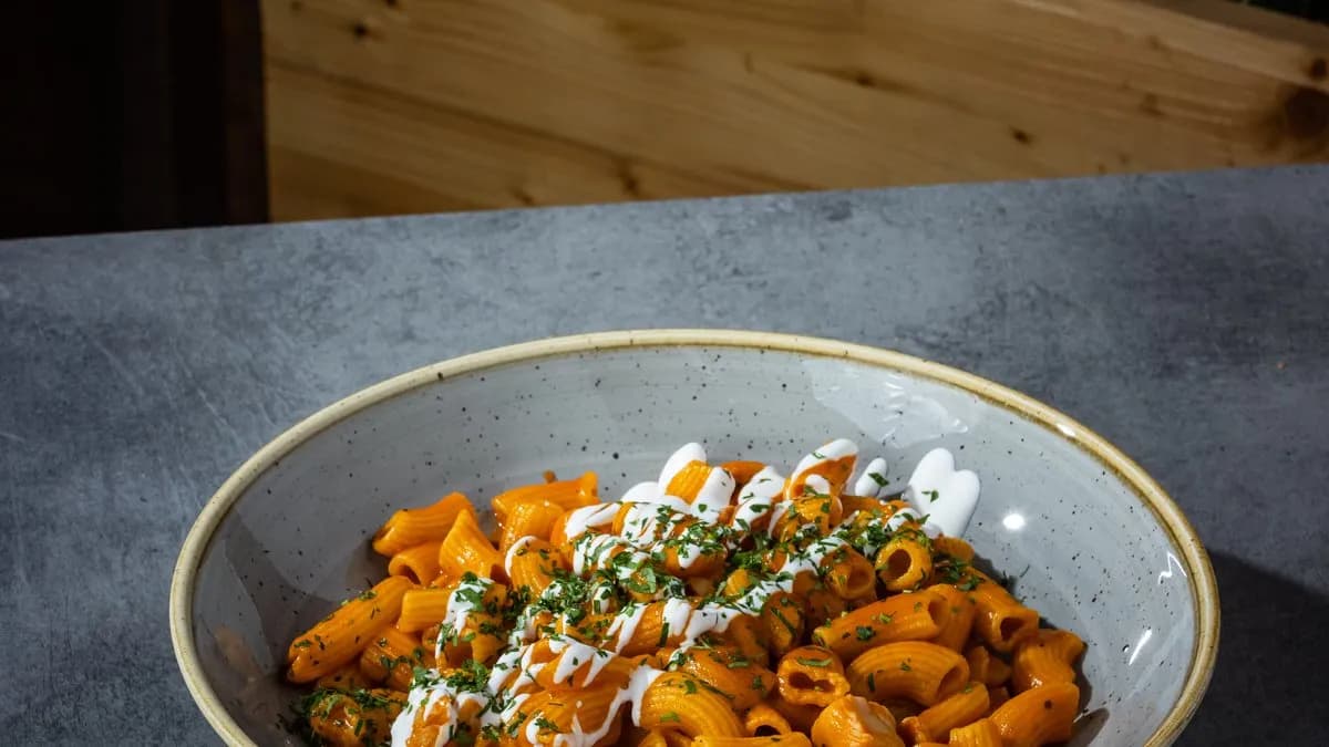 Tészta paprikás szósszal és csirkével