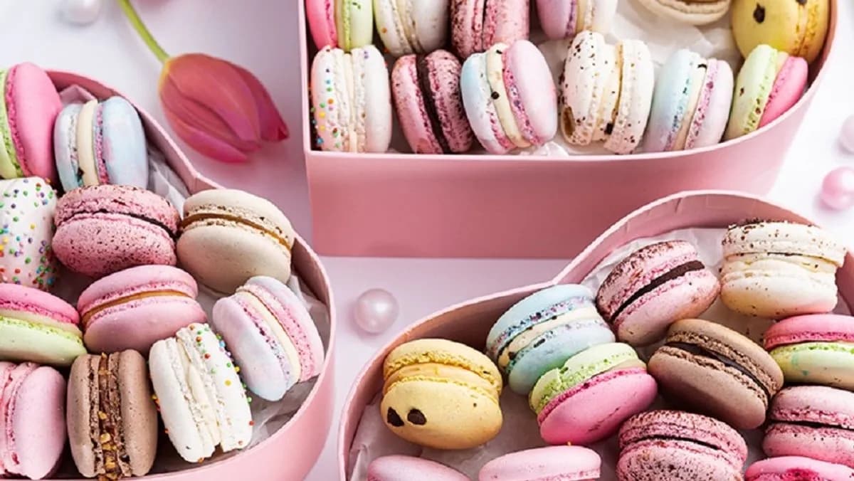 SZÍV AJÁNDÉKDOBOZ 12 DB MACARONNAL