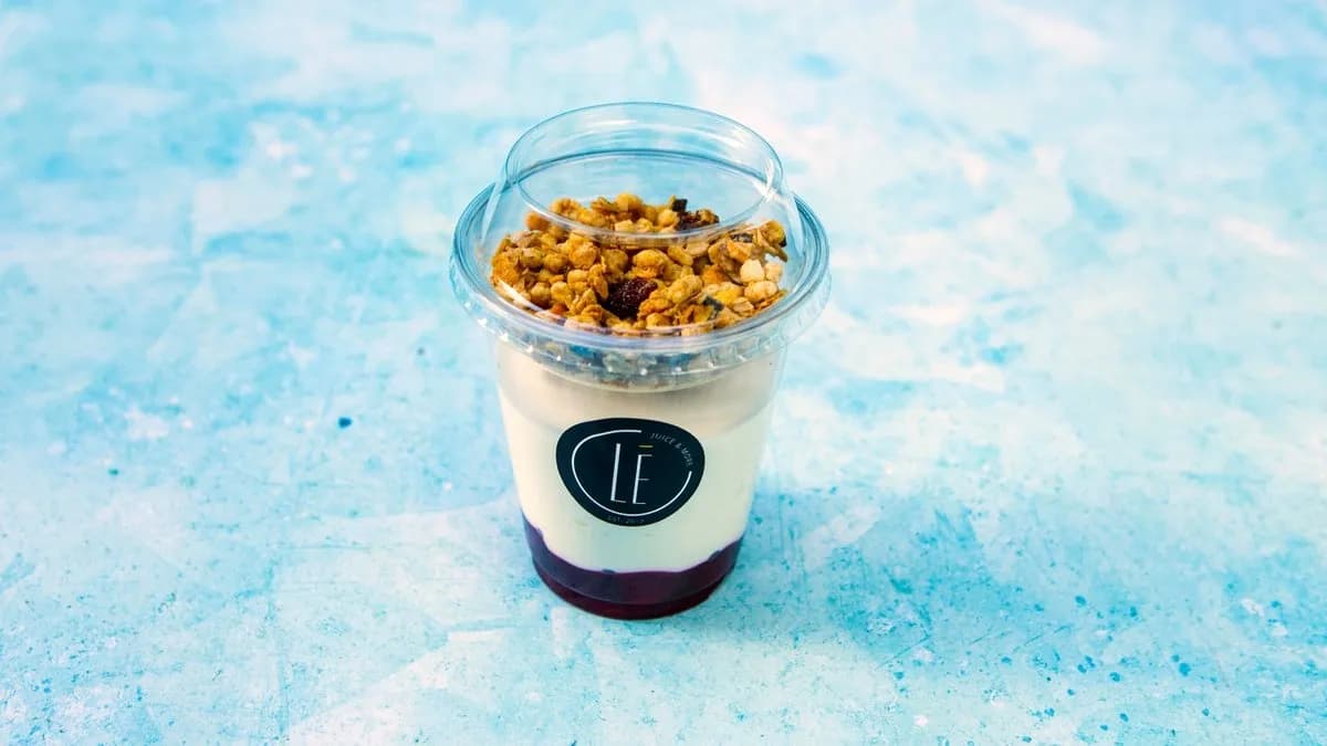 Görög joghurt, meggyvelő, gyümölcsös granola