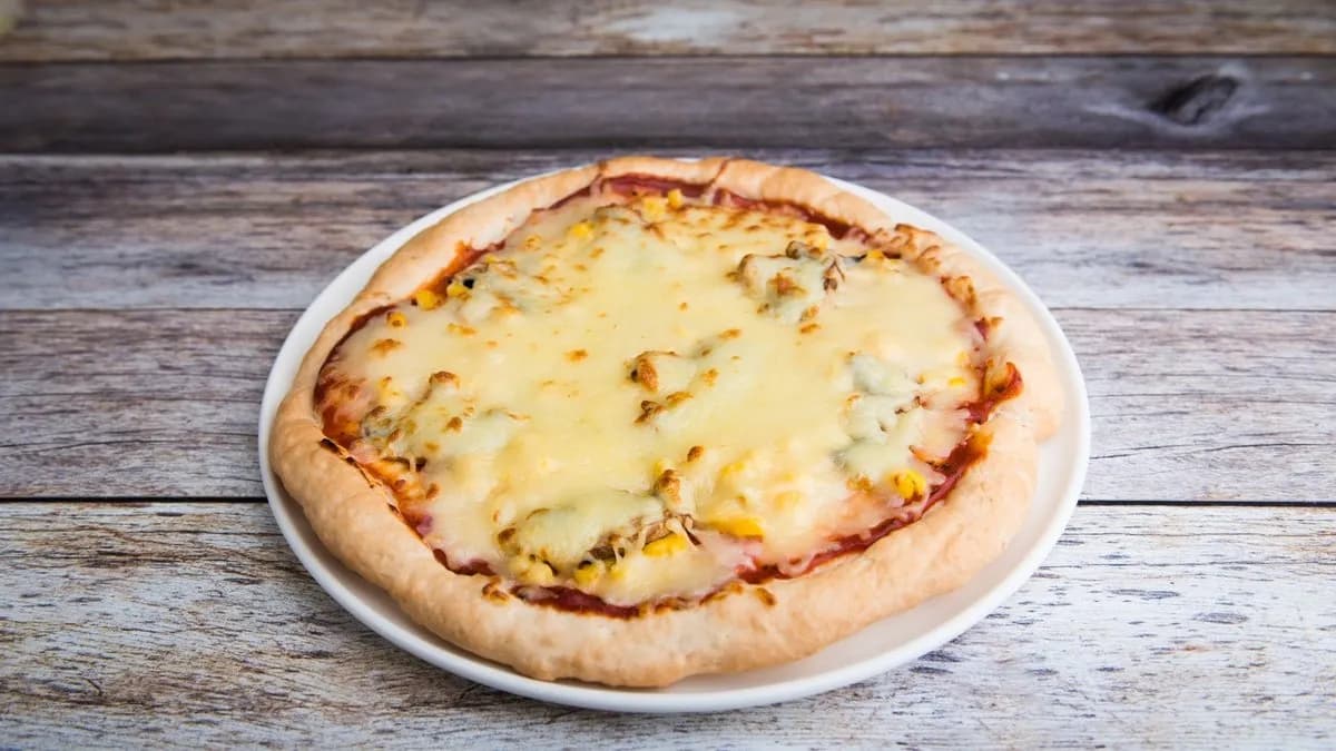 Sonkás-gombás-kukoricás pizza