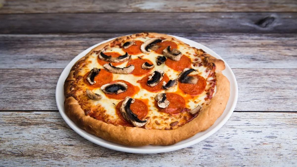 Szalámis-gombás pizza