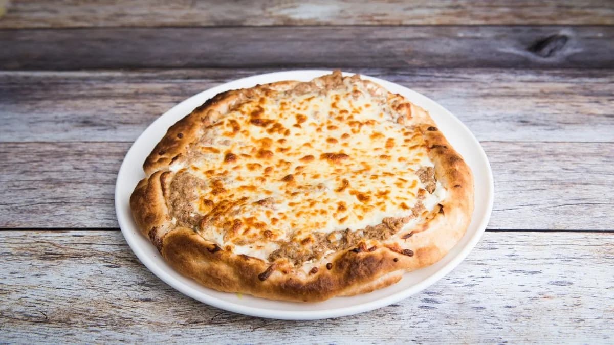 Paradicsomos tonhalas pizza