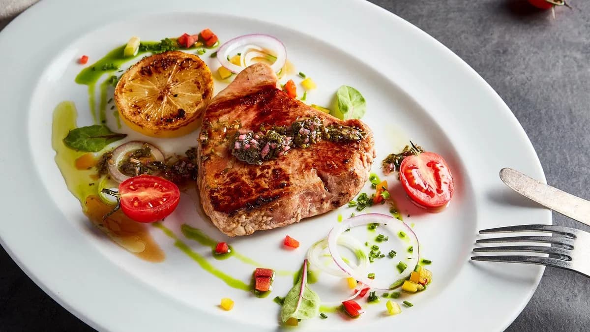 Vörös tonhal steak chimichurrival