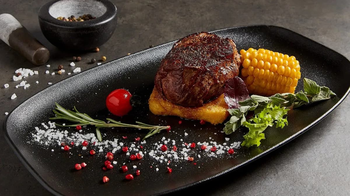 Színes borsban pácolt bélszín vaslapon grillezve (25dkg)