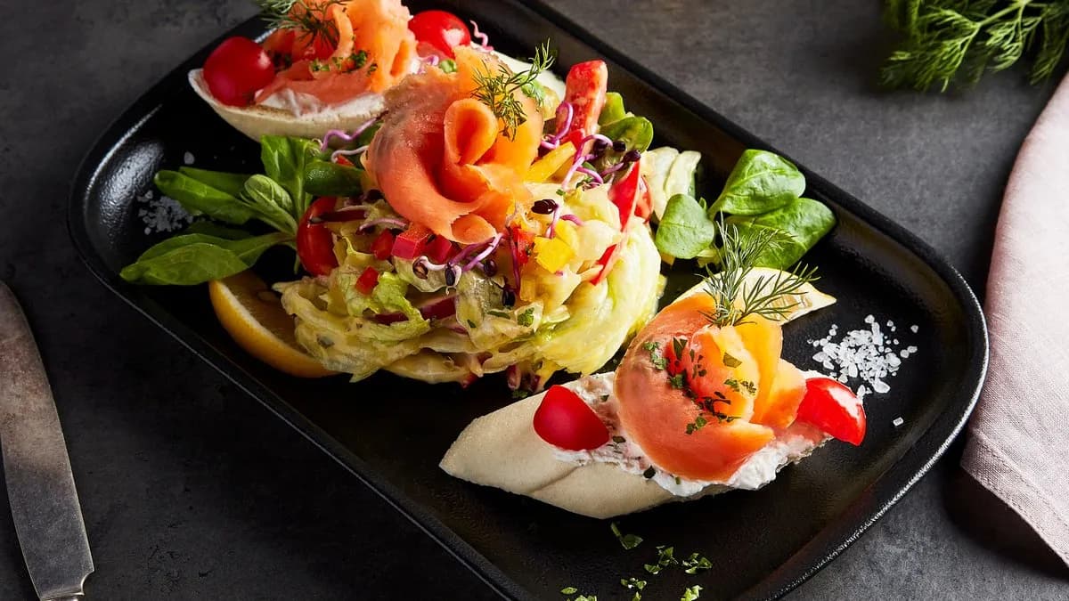 Füstölt lazacsaláta mangó dresszinggel, kapros fetakrémes baguette-tel