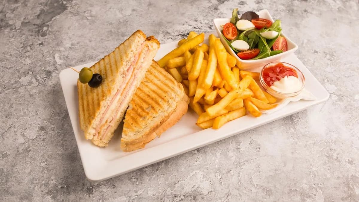 Croque Monsieur hasábburgonyával és salátával