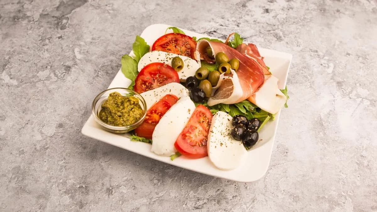 Paradicsomos mozzarella rukkolával és sonkával