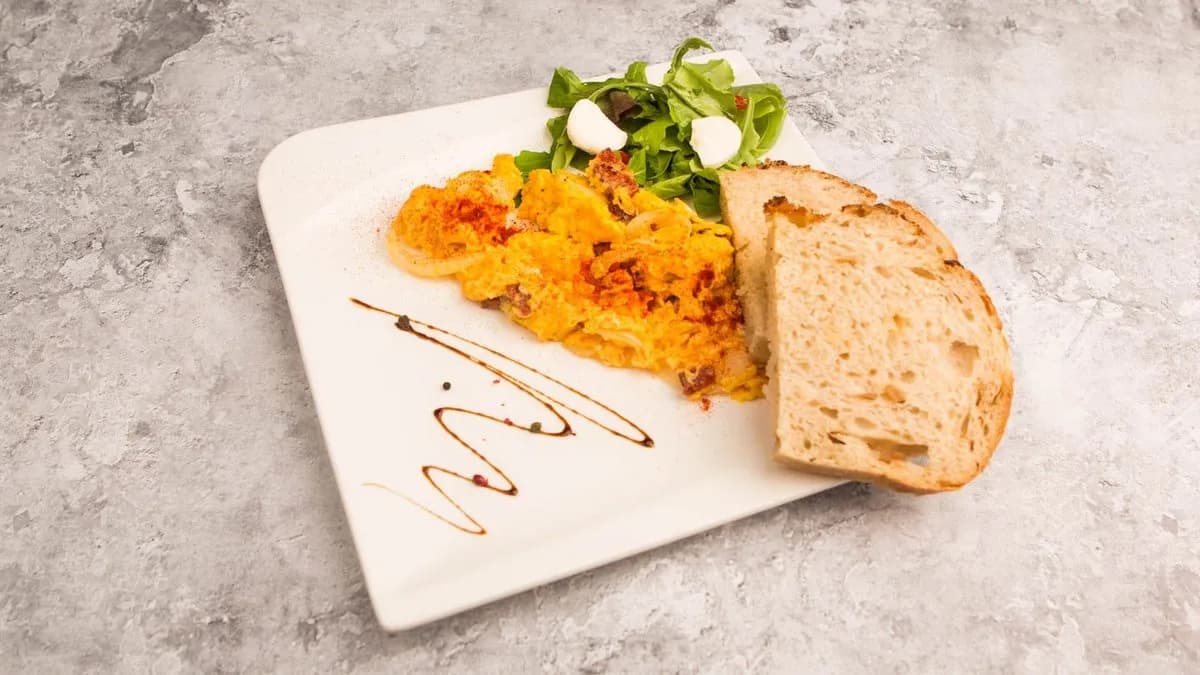 Magyaros tojásrántotta füstölt kolbásszal, hagymával