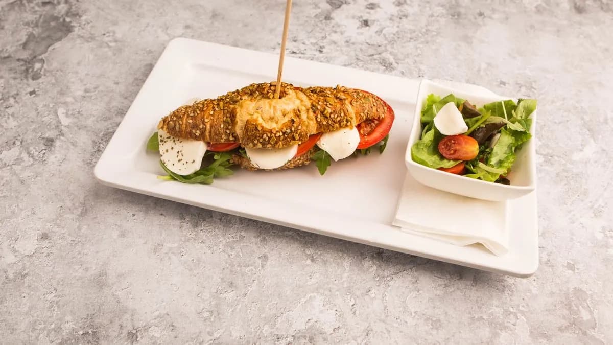 Mozzarellás-paradicsomos szendvics