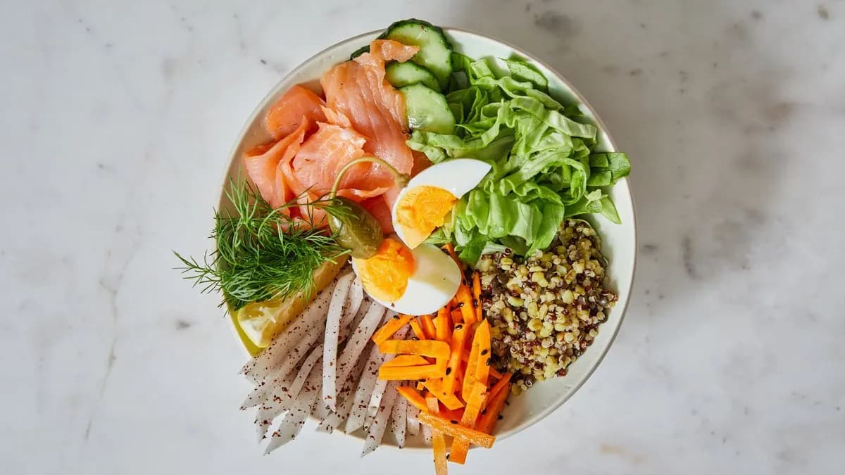 Füstölt lazacos saláta