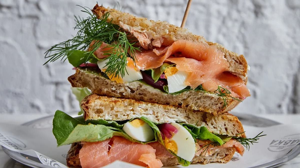 Füstölt lazacos club szendvics