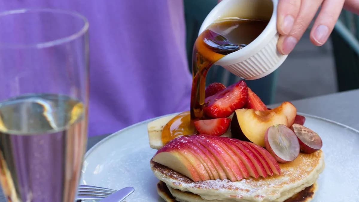 Vegán palacsinta gyümölcsökkel, juharsziruppal