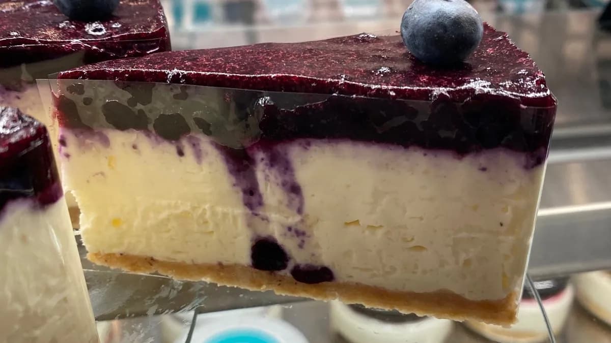 Áfonyás citromos sajttorta szelet