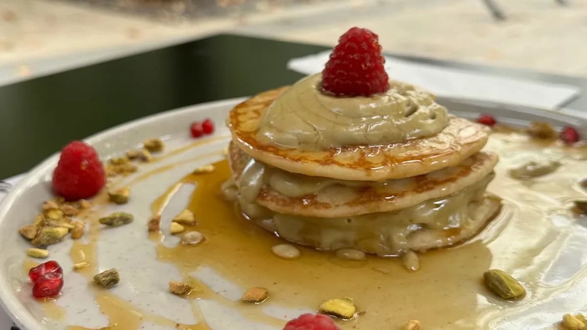 Pistachio fluffy pancakes