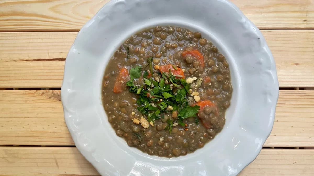 Paradicsomos-édesburgonyás lencsefőzelék zöldséges feltéttel