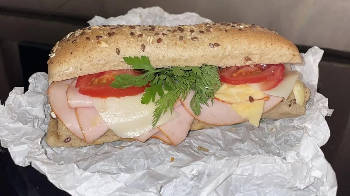 Teljes kiőrlésű pulyka sonkás szendvics