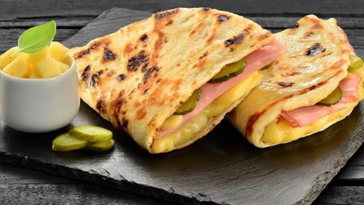 Sajtos-sonkás lepény