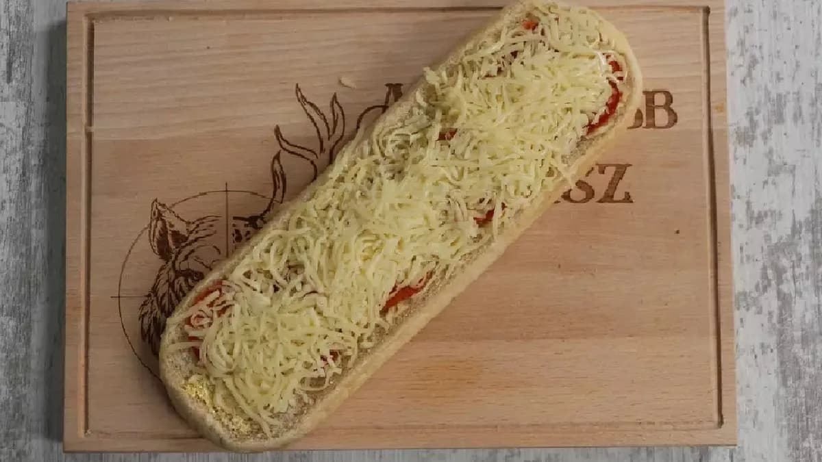 Paprikás szalámis-sajtos melegszendvics óriás bagettben