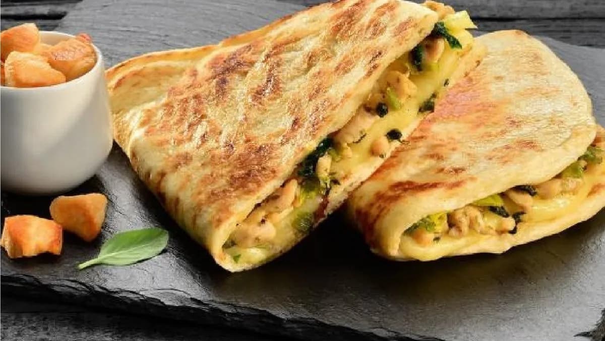 Zöldfűszeres-csirkeragus lepény