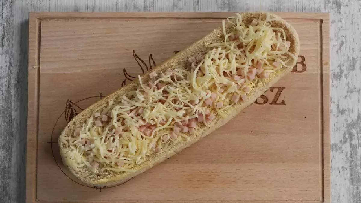 Csirkemell sonkás-sajtos melegszendvics óriás bagettben