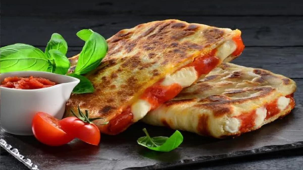 Paradicsomos-mozzarellás lepény