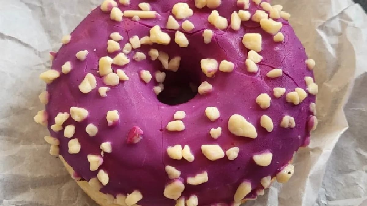 Erdeigyümölcsös Lila színes fánk