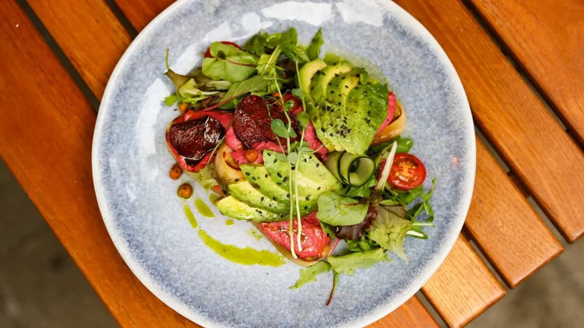 Cékla Hummuszos Avokádó Toast