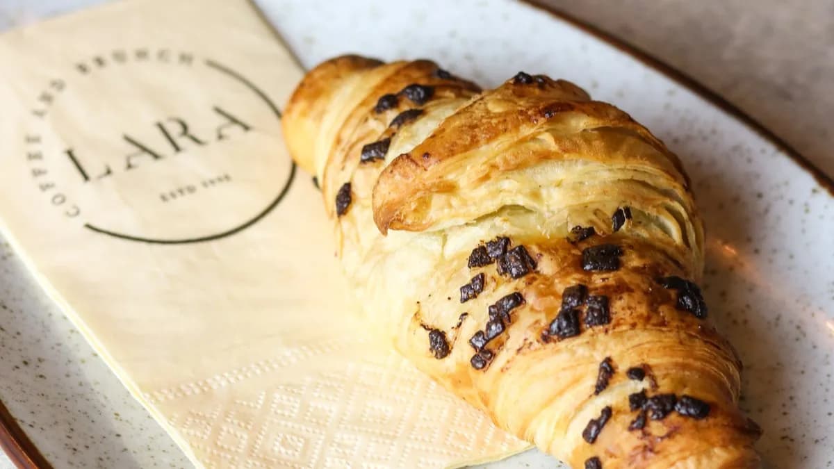 Croissant kakaós-mogyorós töltelékkel