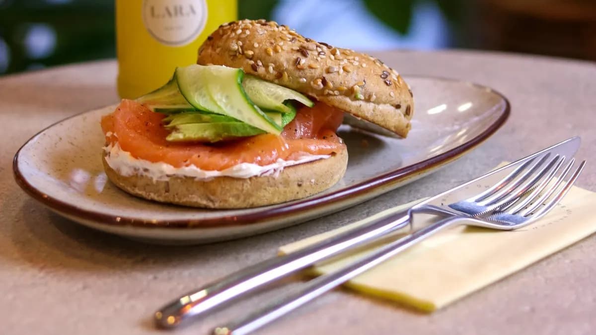 Füstölt lazacos bagel