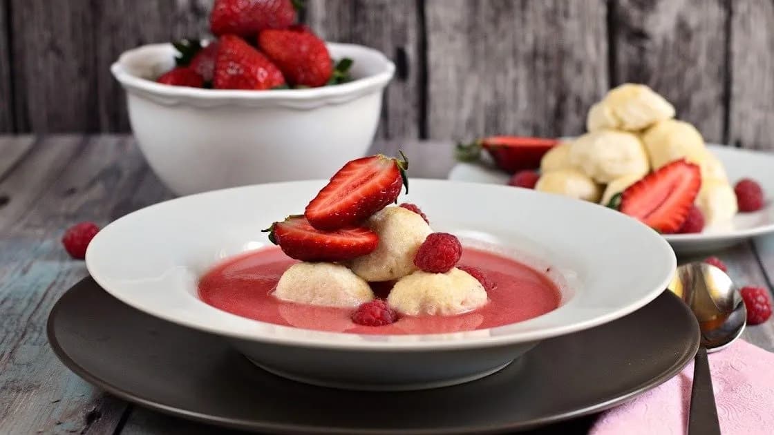 Eperkrémleves mogyorós túrógombóccal vagy tejszínhabbal