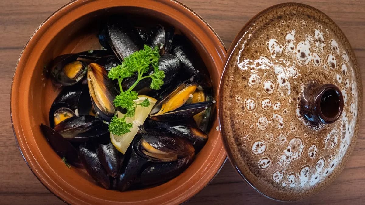 Feketekagyló fokhagymás fehérborban párolva