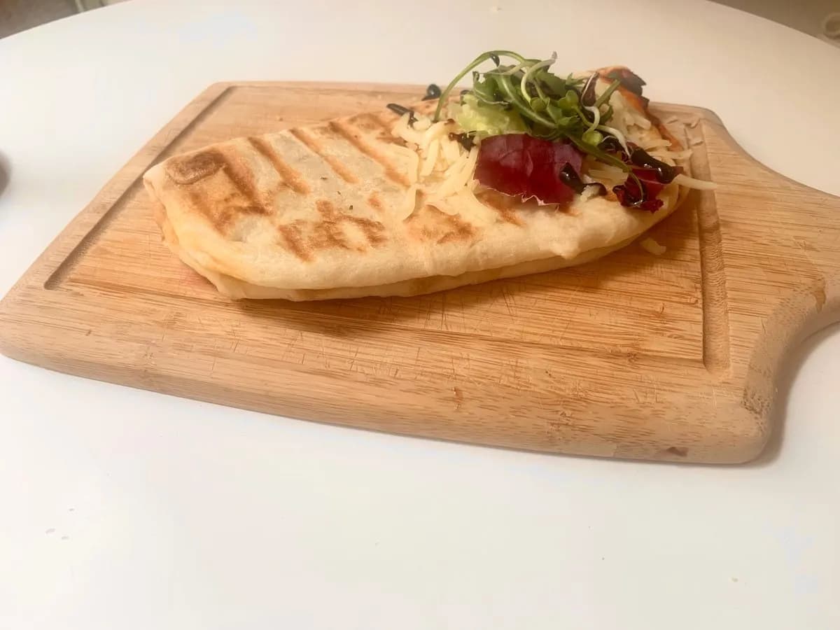 Zöldfűszeres csirkeragus lepény (Mixed herbs chicken panini)