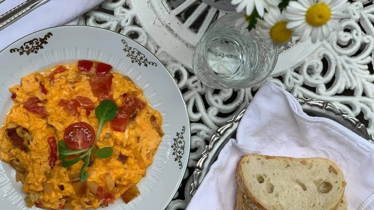 Magyaros rántotta kenyérrel