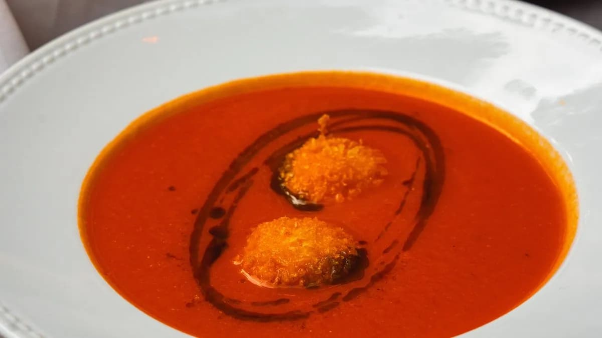 Bazsalikomos paradicsomleves panko morzsában sült kecskesajttal