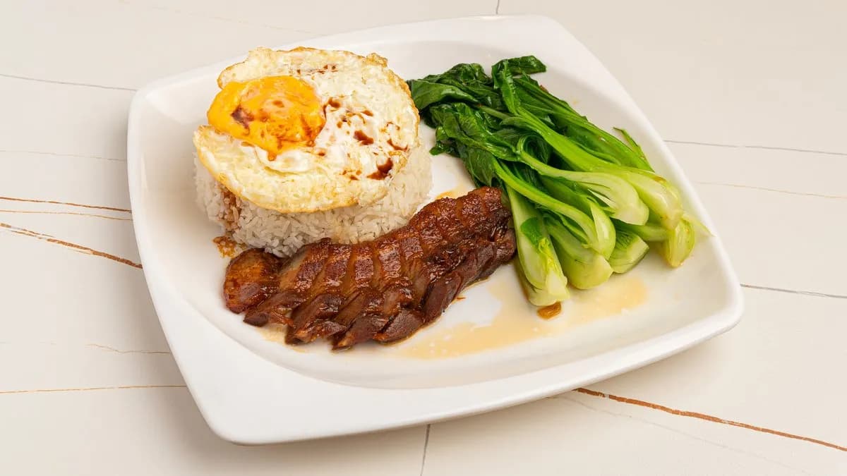 501. Grillezett sertéshús rizzsel 叉烧饭 Char Siu with Rice