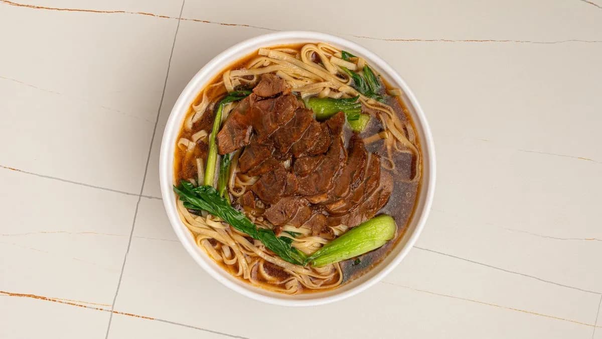 502. Párolt marhahús barna szósszal 牛肉面 Noodles Soup with Braised Beef